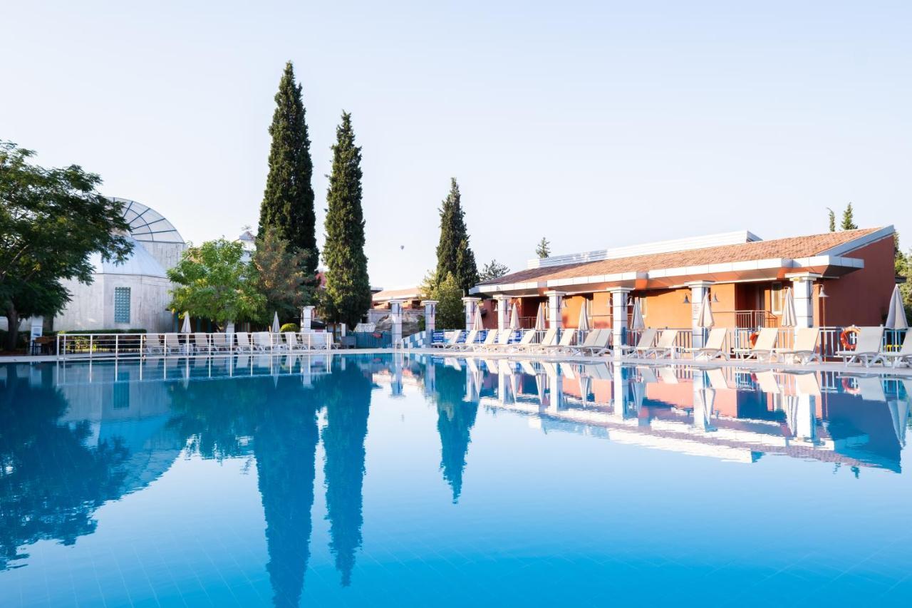 Spa Hotel Colossae Thermal Karahayit  Exterior foto The pool at the hotel