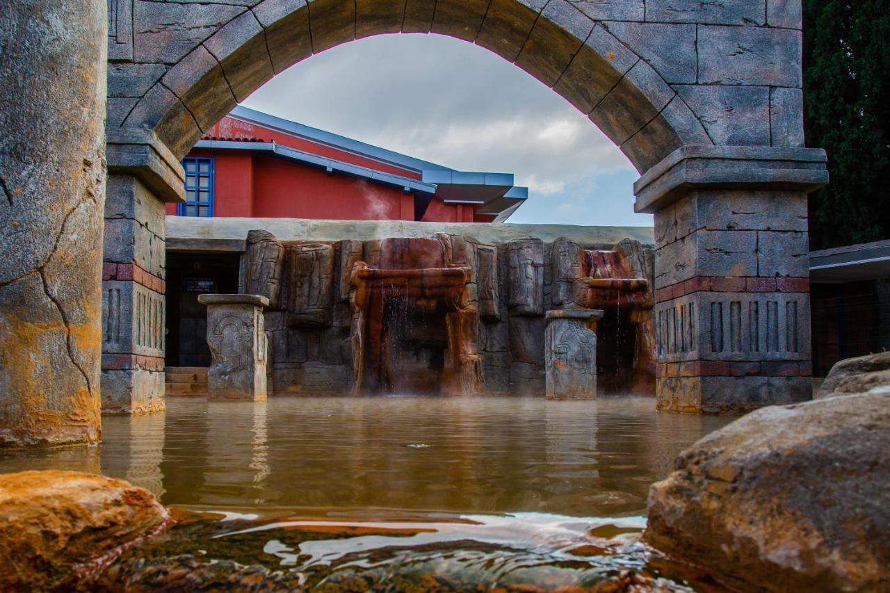 Spa Hotel Colossae Thermal Karahayit  Exterior foto The hot springs at the resort
