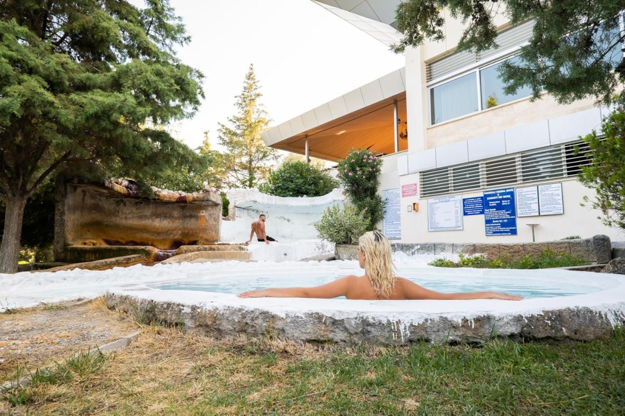 Spa Hotel Colossae Thermal Karahayit  Exterior foto A woman bathing in the thermal waters of the spa